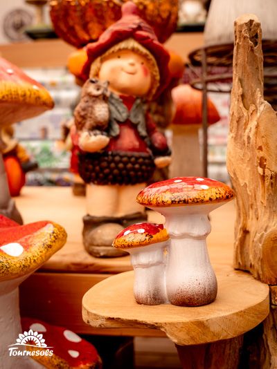 Décorations automnales avec champignons en céramique et figurine de lutin.
